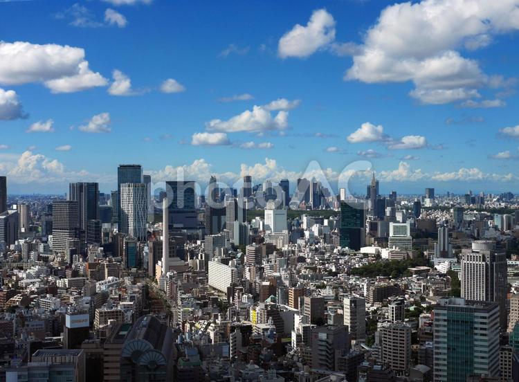 青い空と白い雲の渋谷と新宿副都心方向 パノラマ写真,空,雲の写真素材