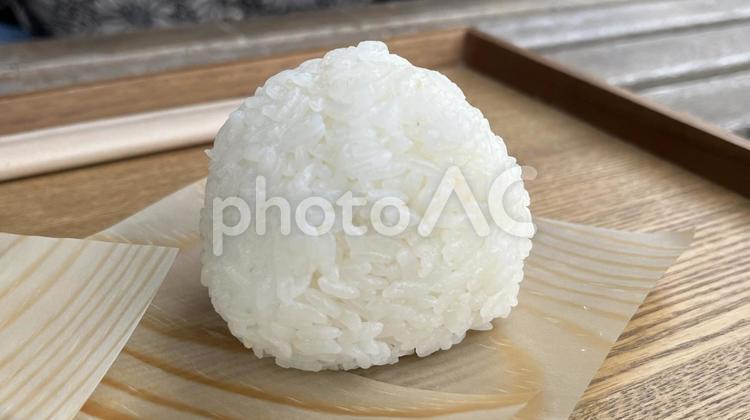 おにぎり（ヨコ、斜めから） おにぎり,おむすび,塩むすびの写真素材