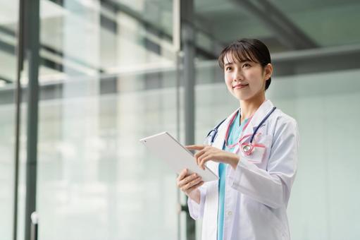 病院で働く若い女性医師 病院で働く若い女性医師 若い,医師,女性の写真素材