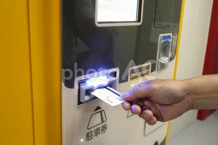 駐車券を清算する男性の手指 駐車券,清算,清算機の写真素材