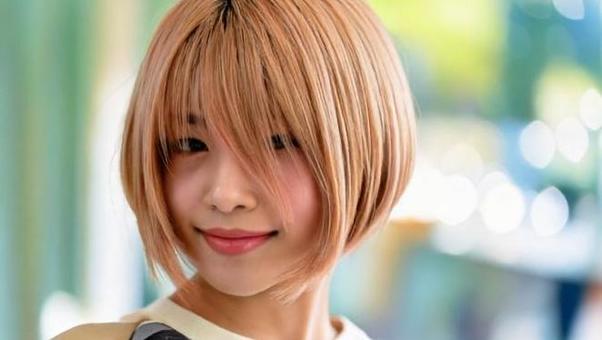 ショートヘアの女性 ショートヘアの女性の写真