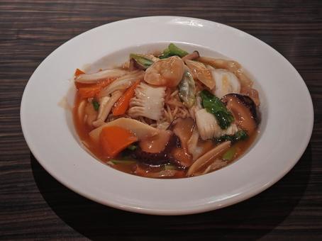 町の中華屋さん「五目あんかけ焼きそば」 町の中華屋さん「五目あんかけ焼きそば」の写真