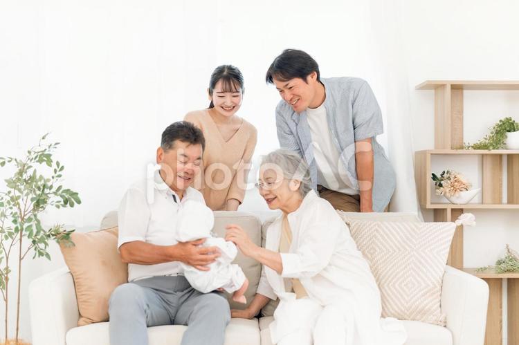 赤ちゃんを抱いた家族（里帰り） 孫,里帰り,帰省の写真素材