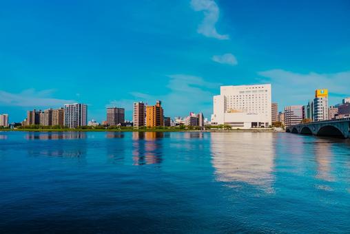 【新潟】川沿いから眺める信濃川の写真