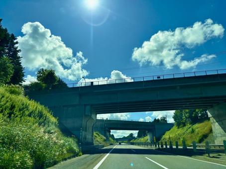 高速道路にかかる橋 高速道路にかかる橋の写真