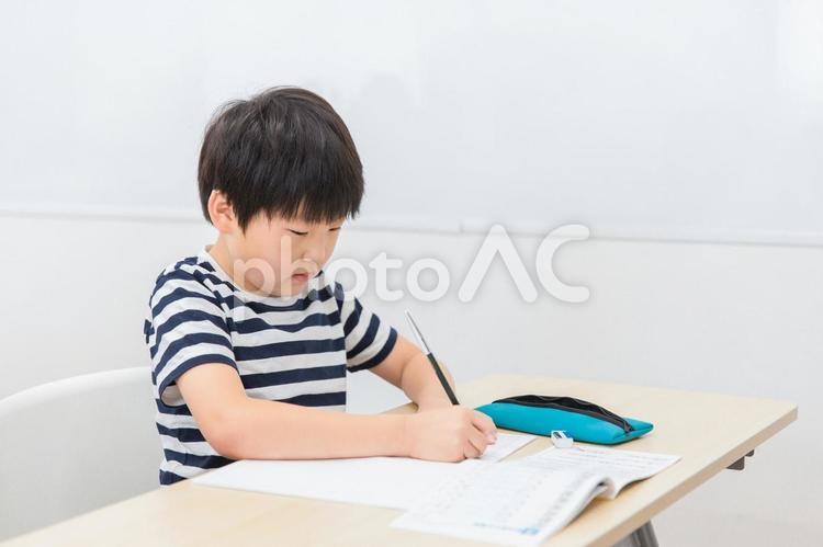 漢字の勉強をする小学生の男の子（真剣） 小学生,勉強,子供の写真素材