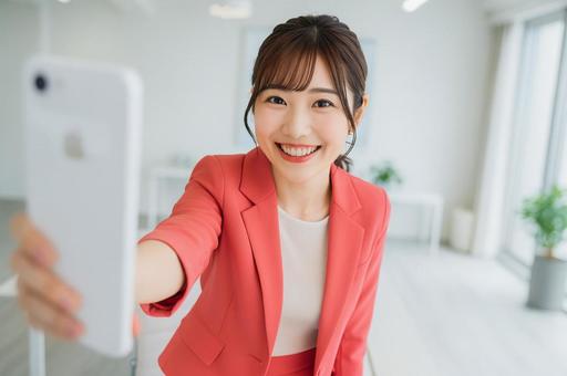 自撮りを楽しむビジネスウーマンの写真