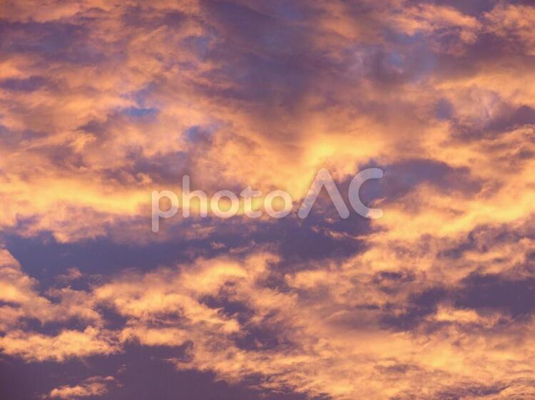 夕焼け雲 空,夕焼け,夕暮れの写真素材