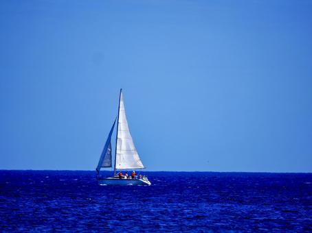 ヨットと青い海と青空 ヨットと青い海と青空の写真