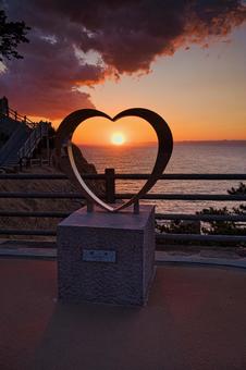 夕日とハート 夕焼け,夕日,ハートの写真素材