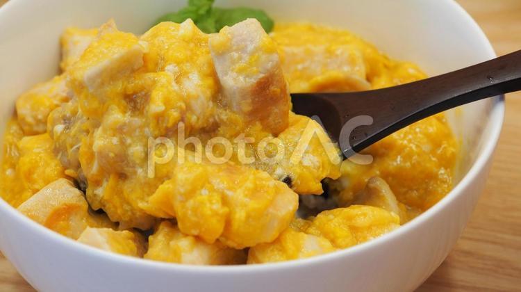 親子丼・家庭料理（食べるシーン） 親子丼,家庭料理,丼物の写真素材