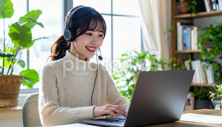 笑顔でリモートワークをするビジネス女性 女性,オンライン,ミーティングの写真素材