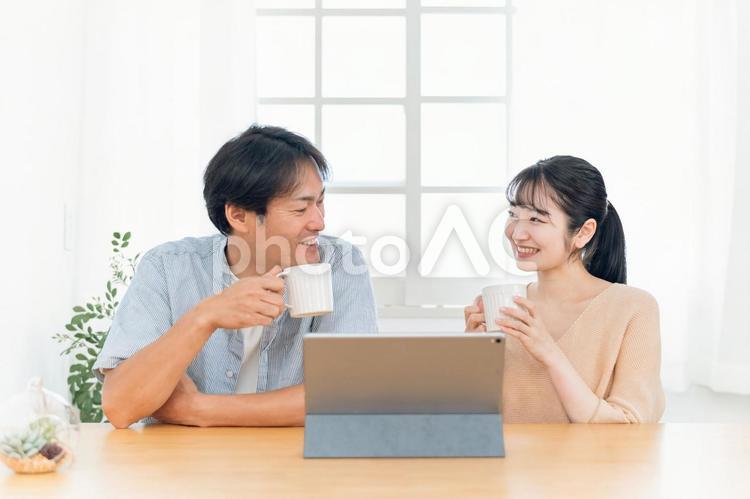タブレットPCを見る夫婦（笑顔） タブレット,光テレビ,動画の写真素材
