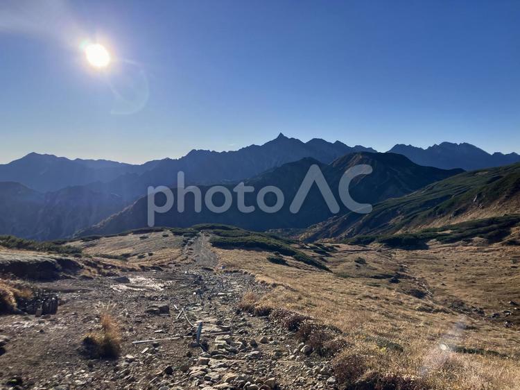 三俣山荘〜新穂高への下山中に槍ヶ岳を望む 三俣山荘,槍ヶ岳,朝の写真素材