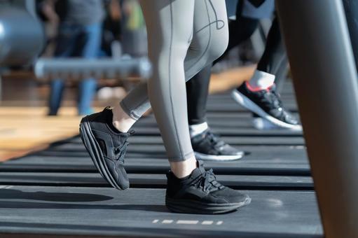 スポーツジムでトレーニングをする若い男女 スポーツジム,フィットネス,ランニングの写真素材