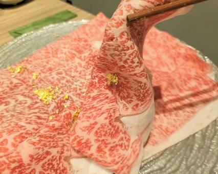 金箔が乗ったしゃぶしゃぶのお肉1 しゃぶしゃぶ,牛肉,お肉の写真素材