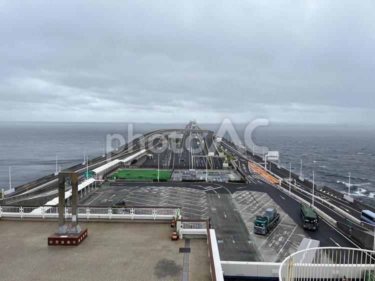 ある曇り空の日の海ほたるの風景 海ほたる,曇天,海の写真素材