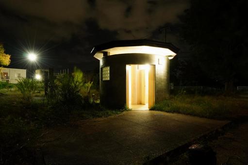 夜の公園の公衆トイレ1 公衆トイレ,トイレ,街灯の写真素材