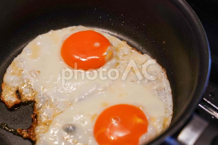 目玉焼きをフライパンで焼く 目玉焼き,フライパン,卵の写真素材
