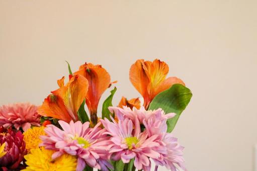 オレンジ色とピンク系の花のブーケ オレンジ色とピンク系の花のブーケ 花,ブーケ,フラワーアレンジメントの写真素材