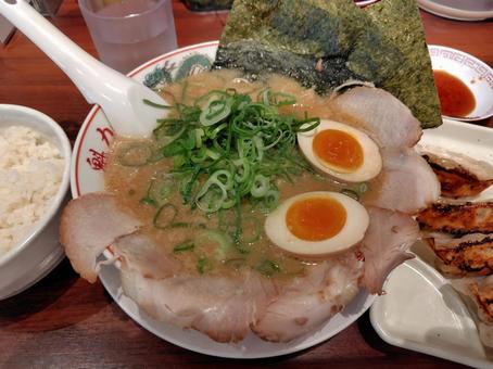 ラーメン チャーシュー 煮卵 海苔 ラーメン チャーシュー 煮卵 海苔の写真