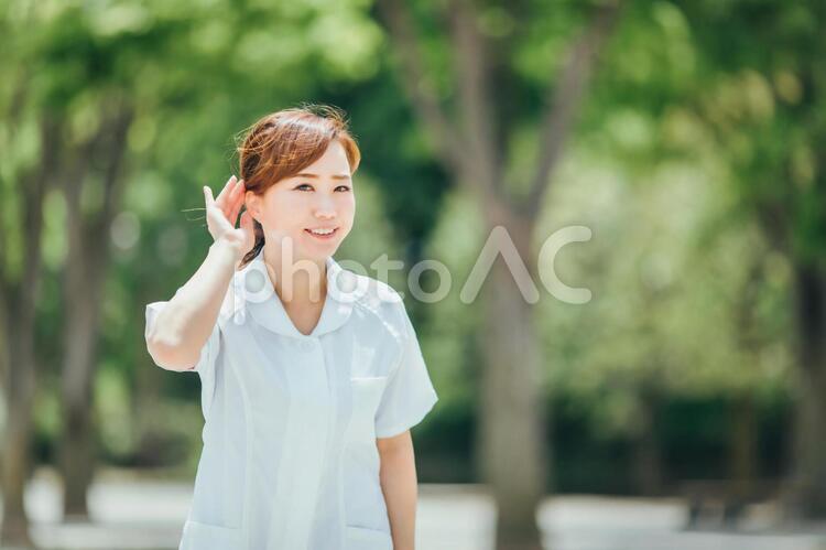 ヒアリングする白衣の女性 看護師,ナース,意見の写真素材