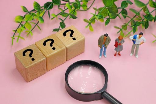 はてなマークと書かれたブロック はてなマーク,クエスチョンマーク,悩みの写真素材