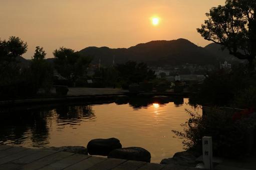夕焼けと水面の輝き 夕焼け,夕暮れ,日没の写真素材