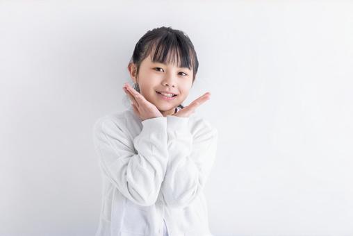 カメラ目線で笑顔の女の子 女の子,笑顔,白背景の写真素材