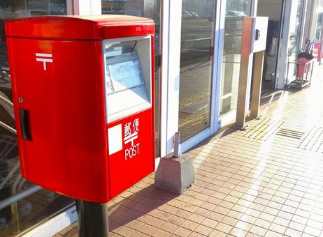 日差しを浴びる郵便ポスト 郵便ポスト,郵便,スーパーマーケットの写真素材