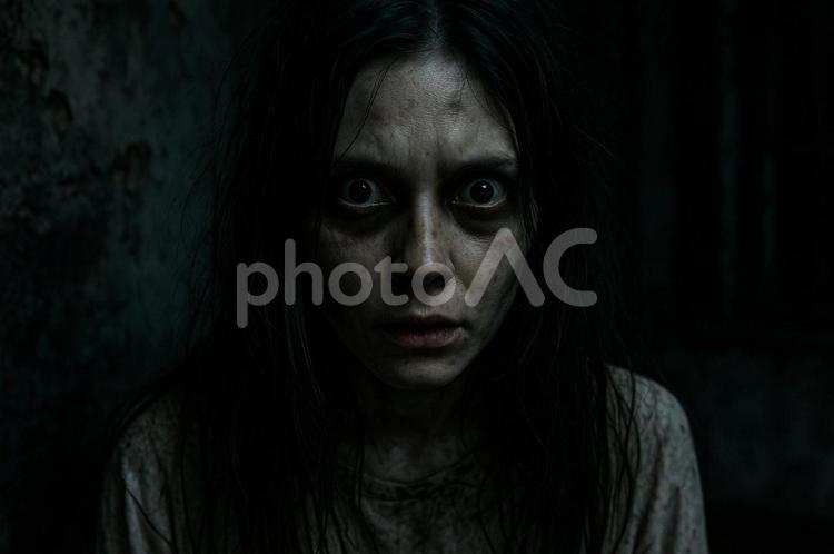 恐怖に怯える女性の表情 女性,恐怖,ホラーの写真素材