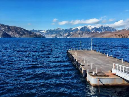 中禅寺湖湖畔から日光の山々 中禅寺湖,山々,湖畔の写真素材