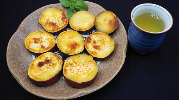 さつまいものバター焼き&日本茶・家庭料理 さつまいものバター焼き&日本茶・家庭料理の写真