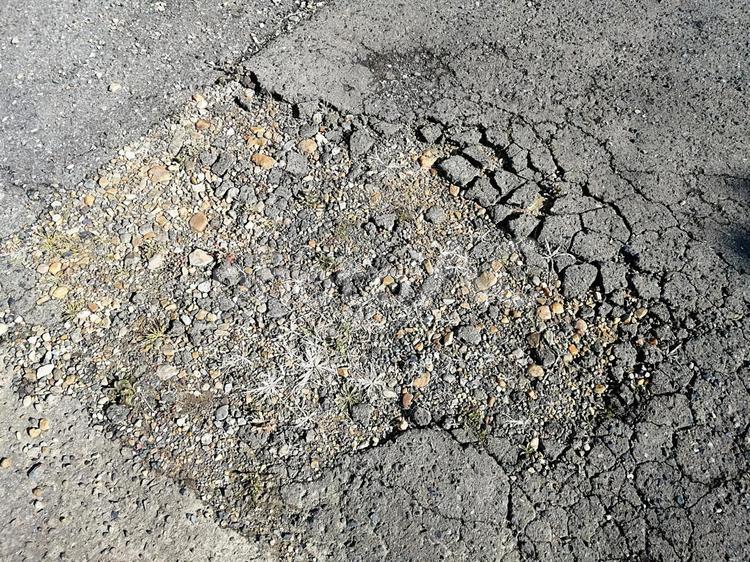 経年劣化し補修が必要ならアスファルト アスファルト,道路,道の写真素材