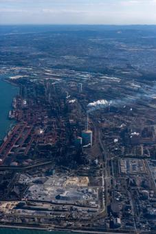 空撮：広がる工業地帯と港 空撮,俯瞰,航空写真の写真素材