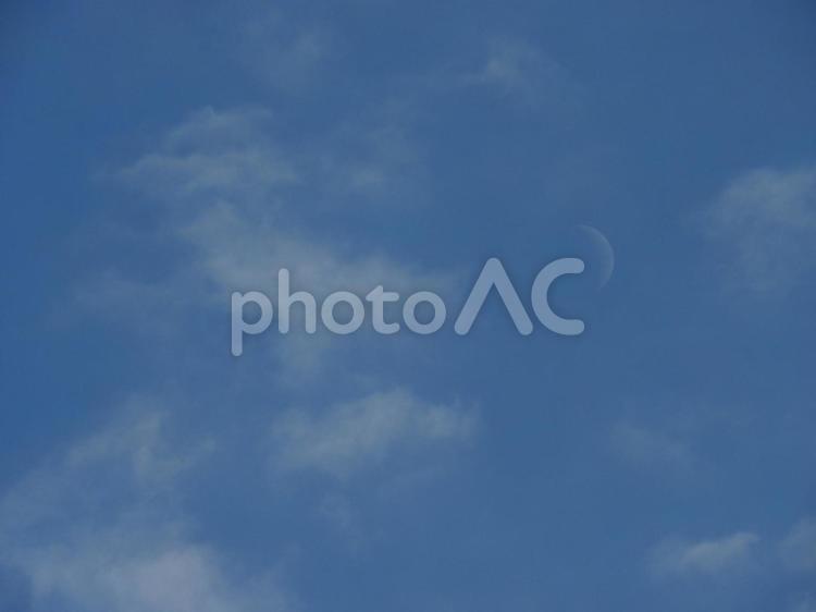 白いお月様と白い雲 お月様,冬空,空の写真素材