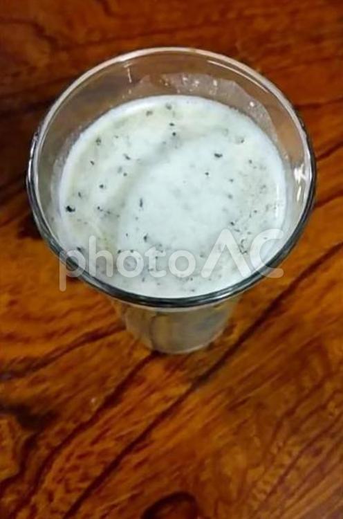 牛乳りんご酢に黒すり胡麻と黒大豆きな粉 コップ,グラス,美味しいの写真素材