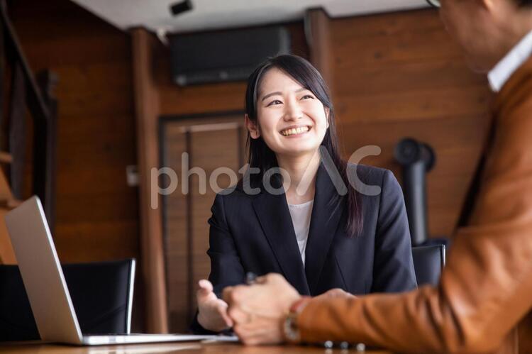 中高年の男性と打ち合わせする女性 打ち合わせ,相談,説明の写真素材
