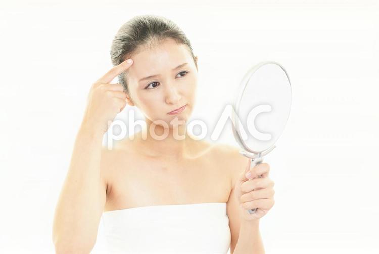 肌荒れが気になる女性 ケア,女性,人物の写真素材