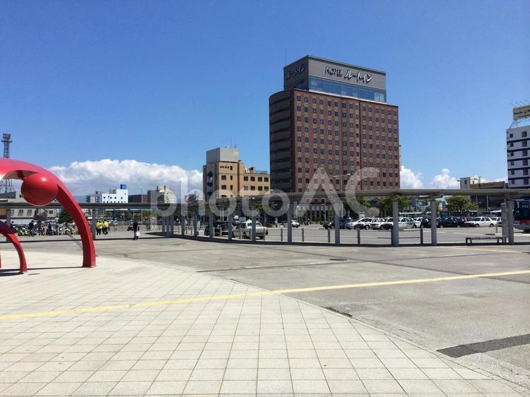 函館駅中央口駅前広場とロータリー、街並み ビル,街路樹,函館駅の写真素材