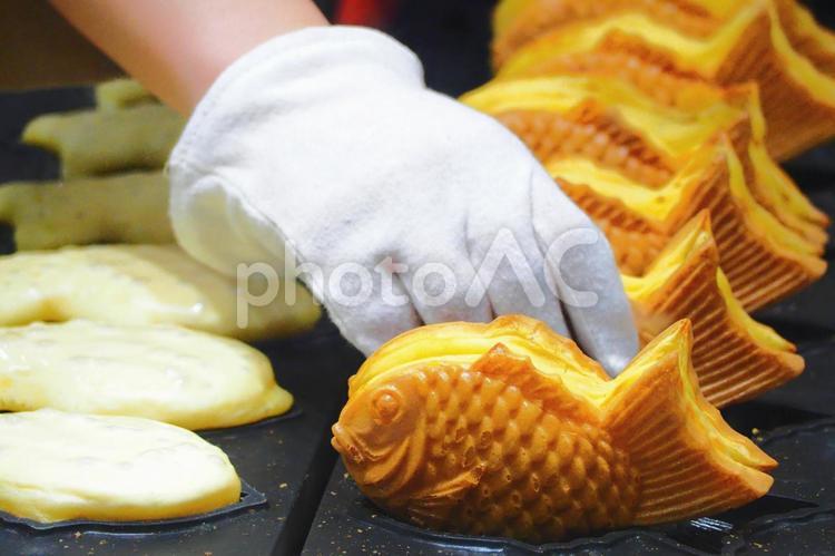 たい焼きを焼いている手元イメージ画像素材 たい焼き器,たい焼き,あんこの写真素材