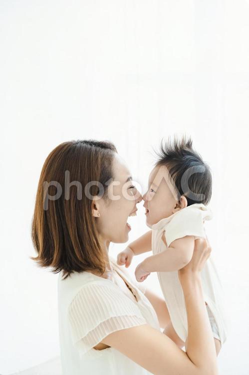 赤ちゃんを抱きかかえるお母さん  赤ちゃん,親子,生命の写真素材