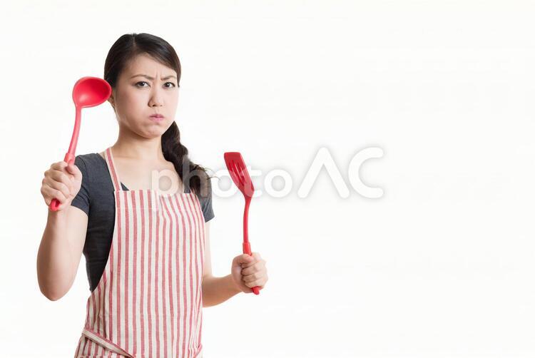料理用具を持って怒っている表情の女性 1人,アジア人,イメージの写真素材