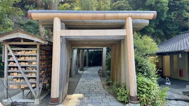 銭洗弁財天鳥居境内側 銭洗弁財天鳥居境内側 銭洗弁財天,宇賀福神社,鳥居の写真素材