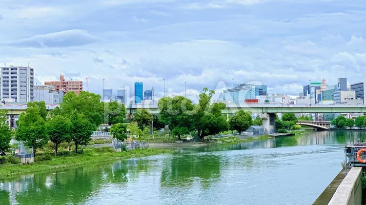 高速道路が横切る川沿いのビル群 ビル,ビル群,高層の写真素材