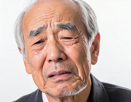 落ち込む老人の顔のアップの写真