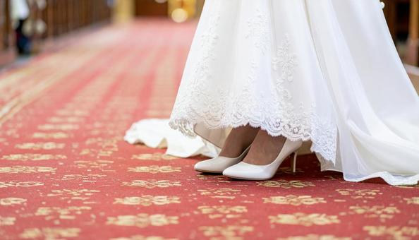教会のバージンロードを歩く花嫁の足元 教会のバージンロードを歩く花嫁の足元の写真