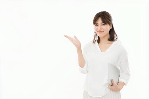 若い女性 指差し 手のひら 若い女性 指差し 手のひらの写真