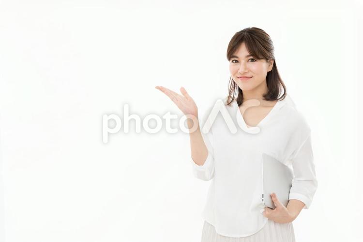 若い女性　指差し　手のひら ノートパソコン,女性,指差しの写真素材
