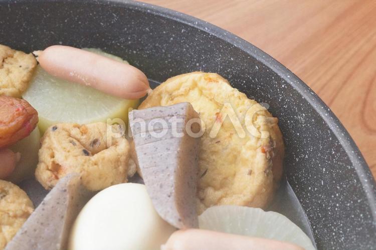 具沢山おでん　こんにゃく　卵　がんも おでん,鍋料理,冬の写真素材